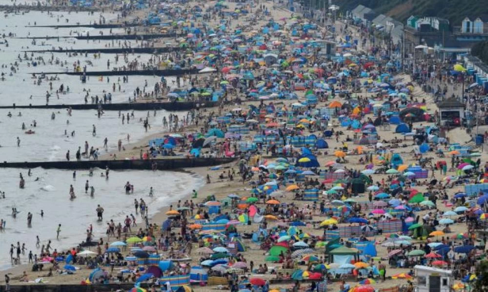 Χαμός στις παραλίες της Βρετανίας: Ο καύσωνας νίκησε τον φόβο του κορονοϊού